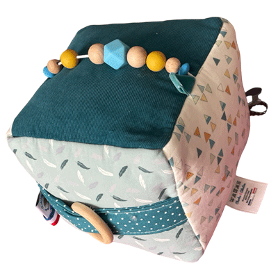 Grand cube d'activités pour bébé fait-main