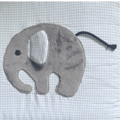 activité tapis d'éveil - éléphant en doudou gris tout doux avec oreille bruissante et queue en cordelette