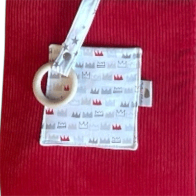 Activité du tapis d'éveil :poche avec hochet fond carré velours rouge