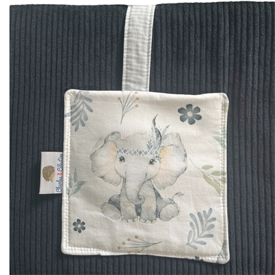 poche avec hochet , activité du tapis d'éveil sur fond de velours bleu