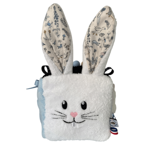cube d'activités sensoriel avec lapin blanc grandes oreilles bruissante