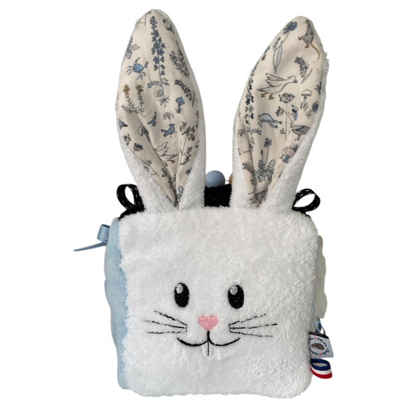 cube d'activités sensoriel avec lapin blanc grandes oreilles bruissante