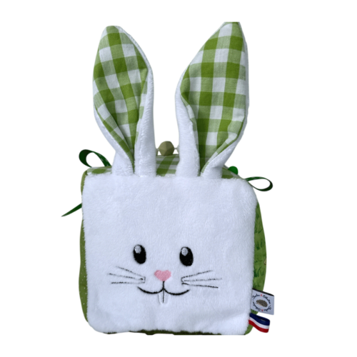 cube d'éveil bébé montessori avec multiples activités sensorielles . Face avec un joli lapin blanc avec de grandes oreilles sonores