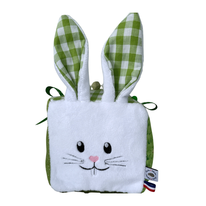 cube d'éveil bébé montessori avec multiples activités sensorielles . Face avec un joli lapin blanc avec de grandes oreilles sonores
