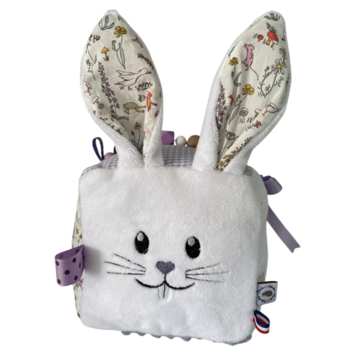 cube éveil pour bébé spécial pâques face lapin blanc-bec grandes oreilles bruissantes